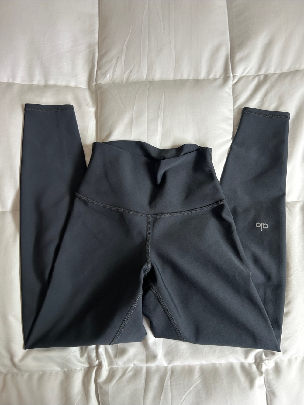 Alo High-Waist Black Leggings in XS - Picture 2 of 8